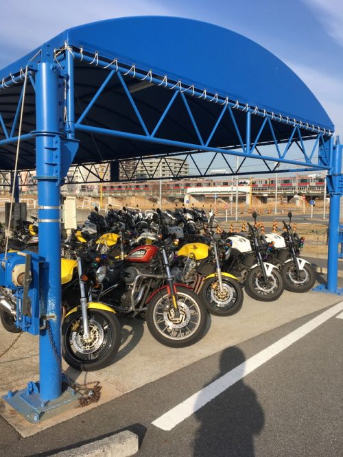 横浜校（※旧：綱島校）バイク置き場