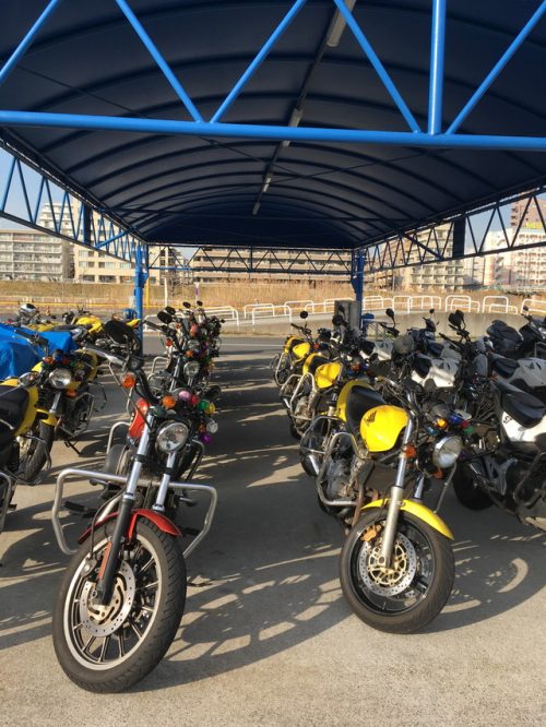 横浜校（※旧：綱島校）ロンドンバス２階　バイク置き場　正面