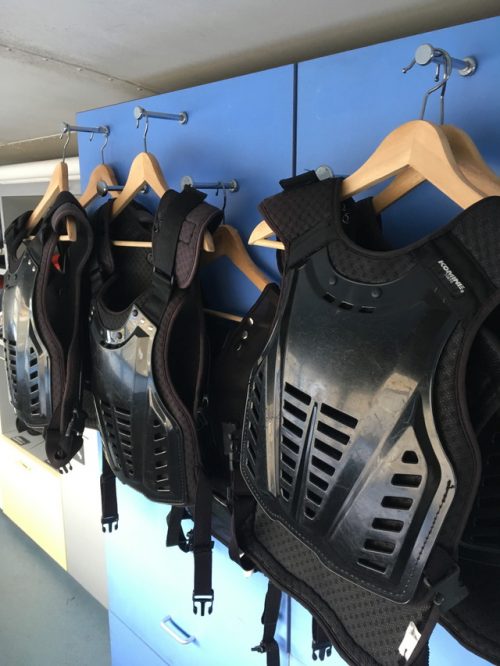 横浜校 ロンドンバス２階　胸部プロテクター