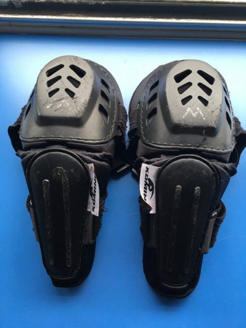 横浜校（※旧：綱島校）ロンドンバス２階　肘プロテクター